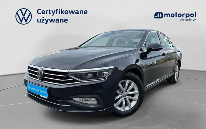 samochody osobowe Volkswagen Passat cena 92900 przebieg: 129436, rok produkcji 2020 z Józefów